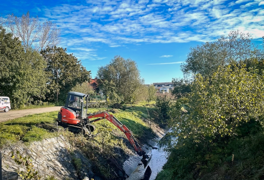 Technické služby v Hradci Králové čistí koryta potoků a řek. Zvyšují tím bezpečnost
