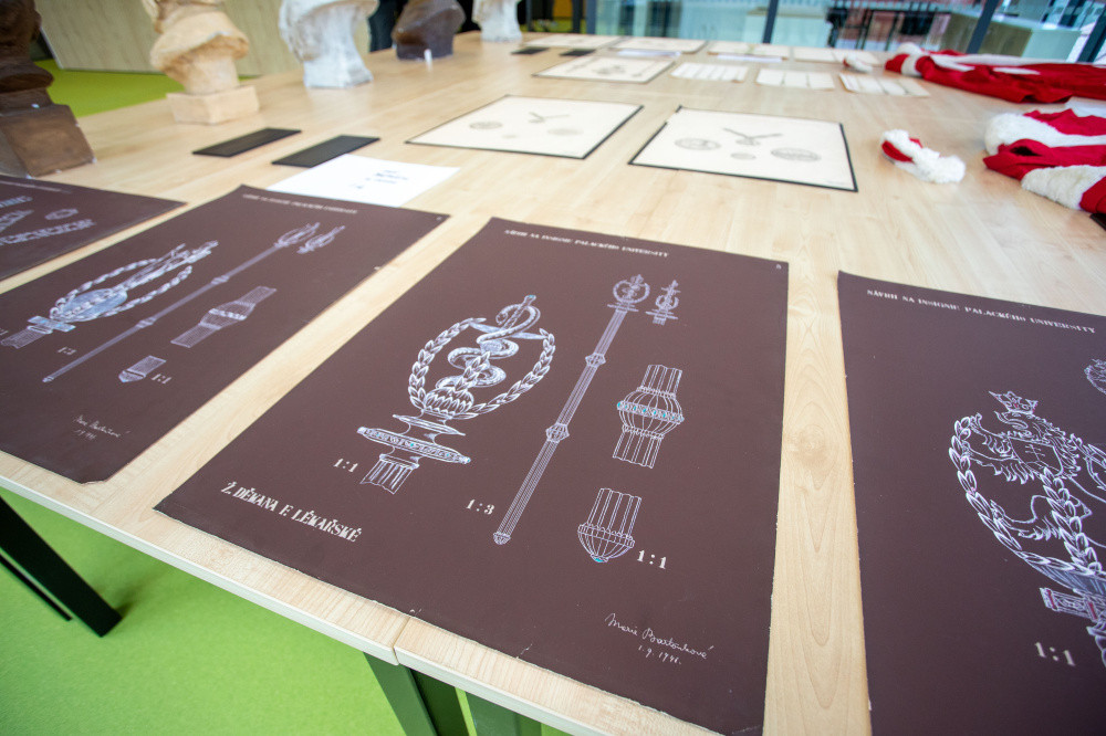 Moderní prostory pro cenné písemnosti. Univerzita Palackého dokončila novou budovu archivu