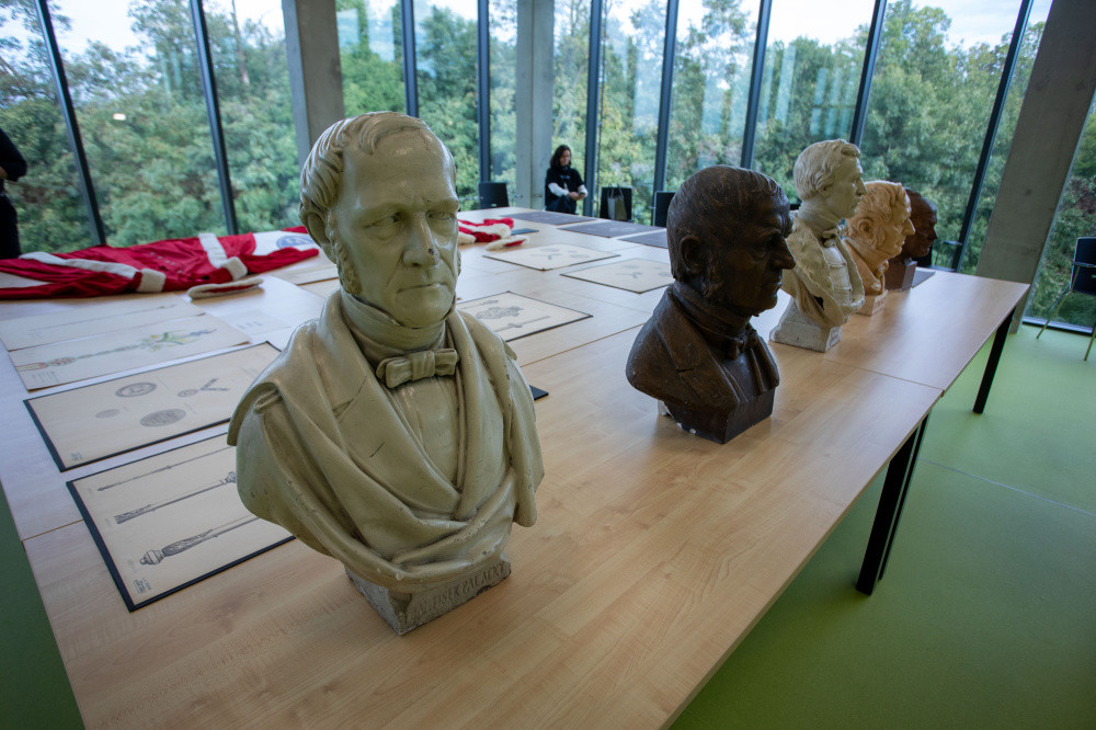 Moderní prostory pro cenné písemnosti. Univerzita Palackého dokončila novou budovu archivu