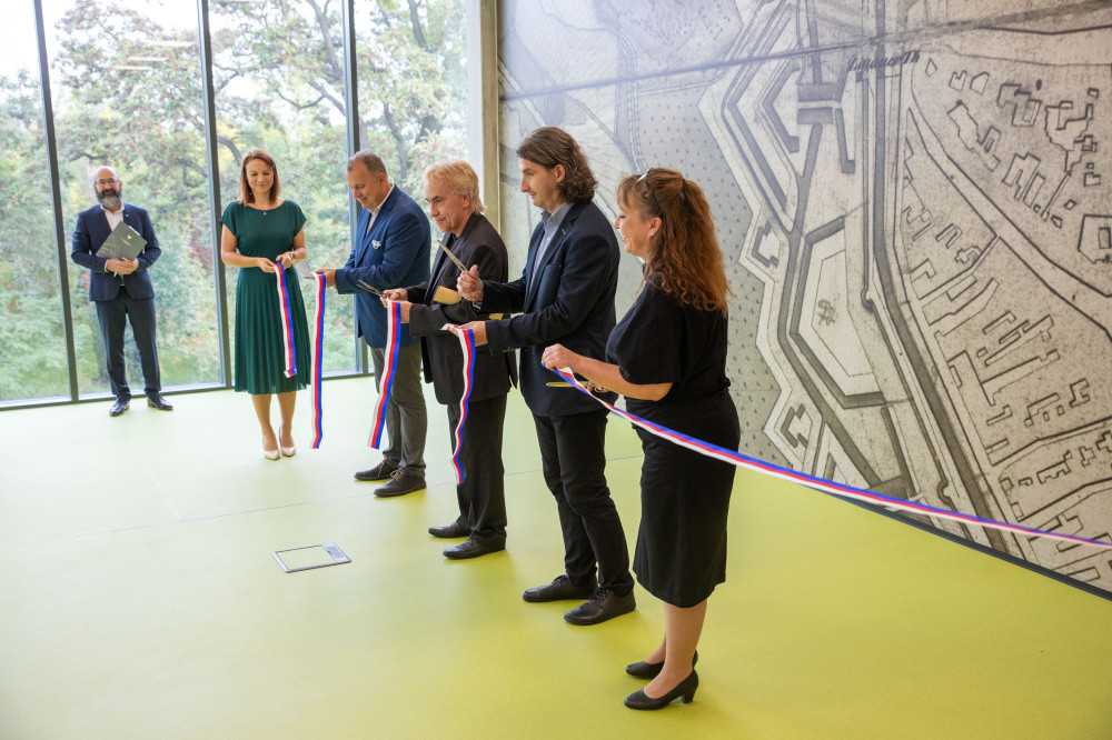 Moderní prostory pro cenné písemnosti. Univerzita Palackého dokončila novou budovu archivu