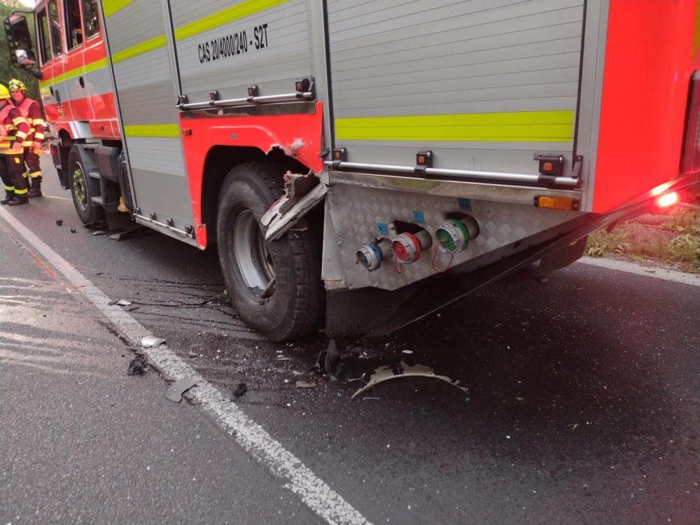 Poškozená cisterna hasičů