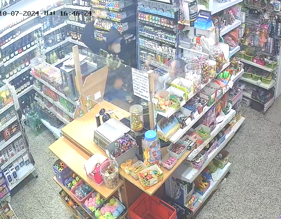 Ozbrojený recidivista vykradl v Písku malý obchod, za pár minut se do něj vrátil a zkusil to podruhé