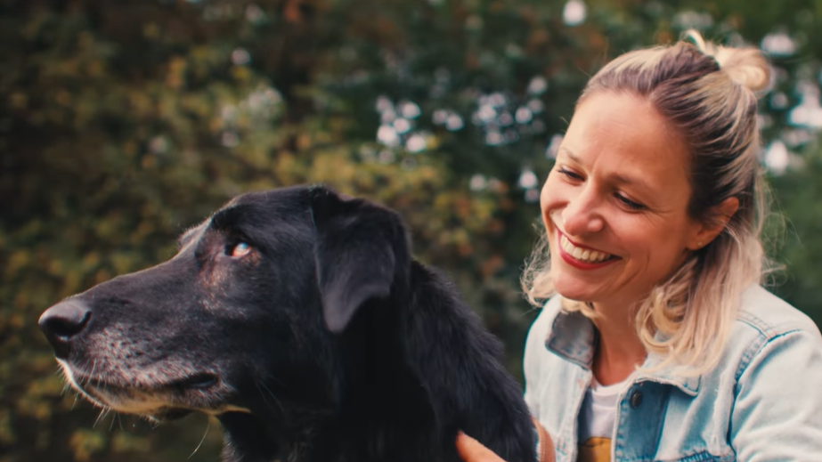 VIDEO: Benny, kterého někdo zastřelil a pohřbil, je hvězdou dobročinného klipu. Policie už má stopy k pachateli