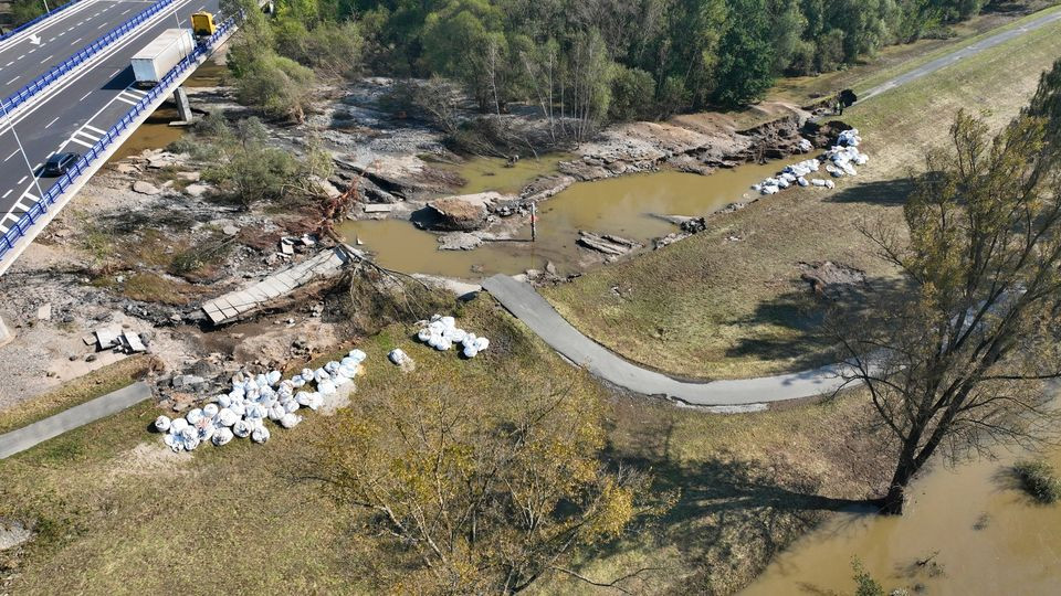 Vláda vyslyšela prosby hejtmanů. V záplavami nejpostiženějších obcích prodloužila stav nebezpečí