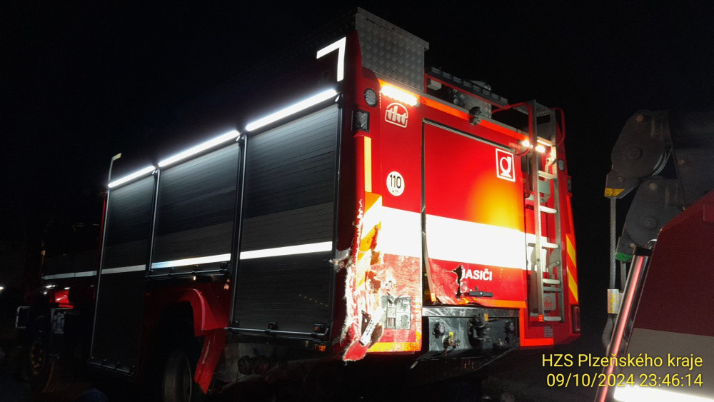 Osobák narazil na dálnici do cisterny hasičů, řidič zemřel, spolujezdec byl v kritickém stavu