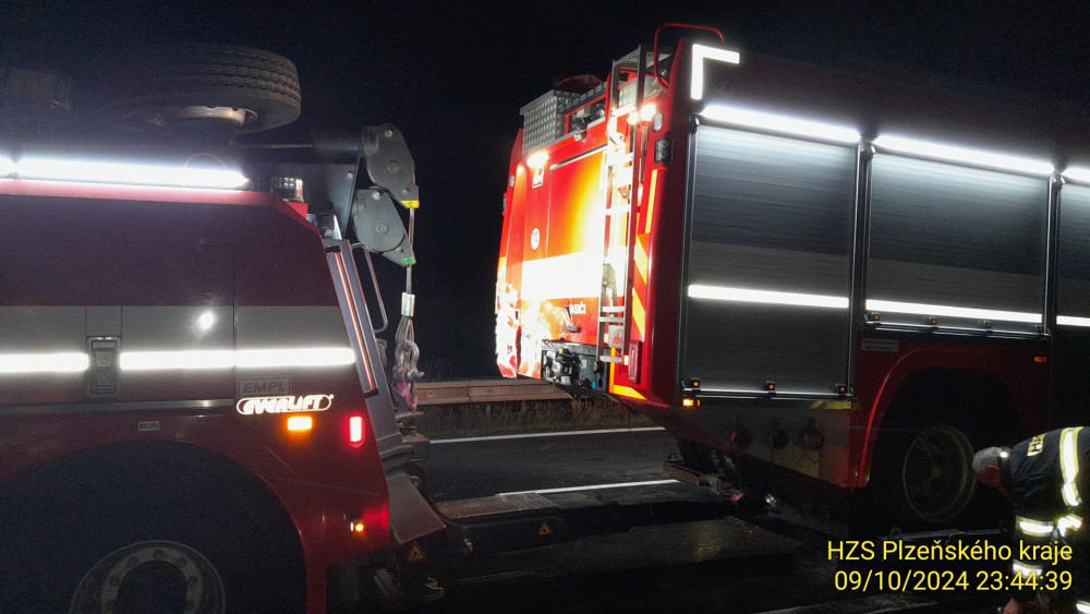 Osobák narazil na dálnici do cisterny hasičů, řidič zemřel, spolujezdec byl v kritickém stavu
