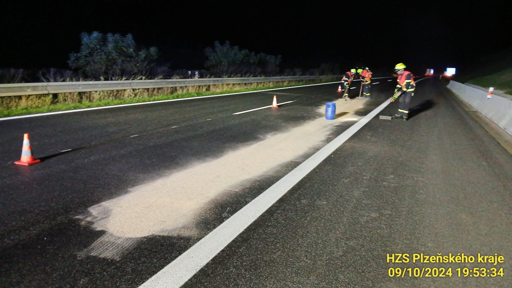Osobák narazil na dálnici do cisterny hasičů, řidič zemřel, spolujezdec byl v kritickém stavu