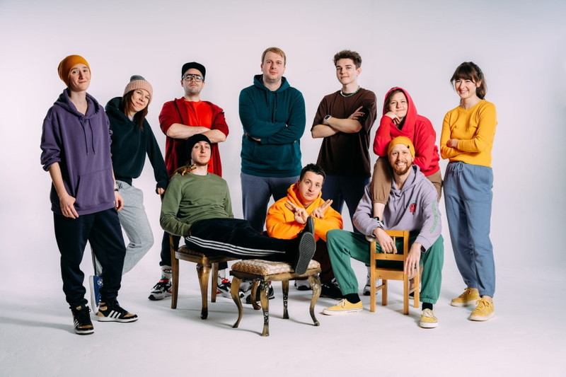 Aby kapela mohla jet na turné, musí nejdřív pořádně makat, sdělují novým klipem Celest & Charles