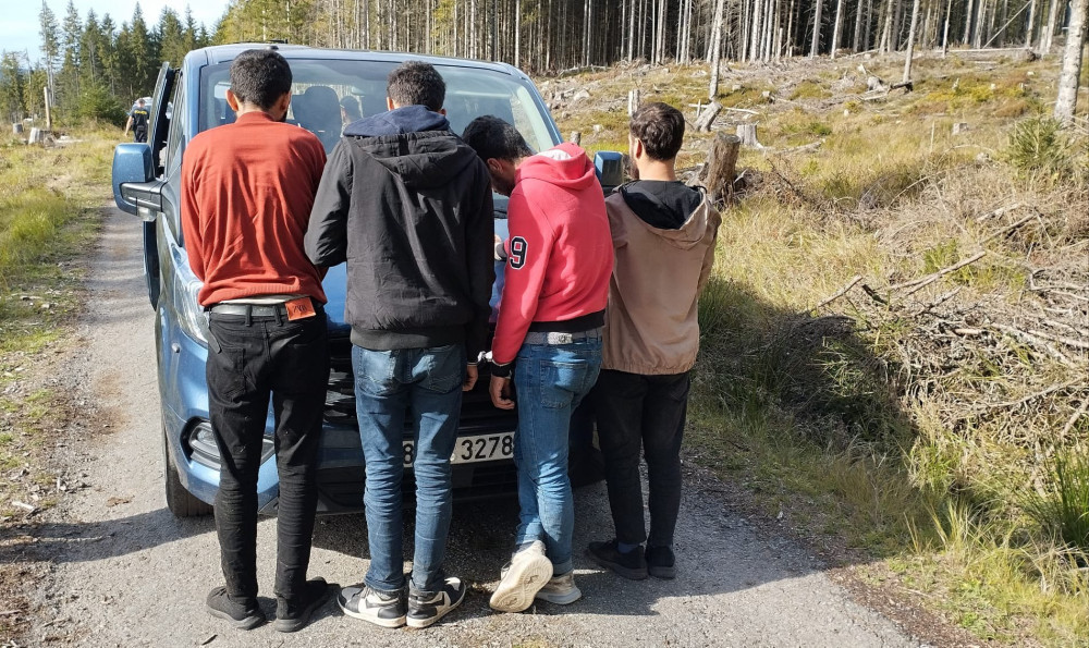 Migranti chtěli přes Šumavu do Německa, cestu jim zablokoval nakladač s dřívím