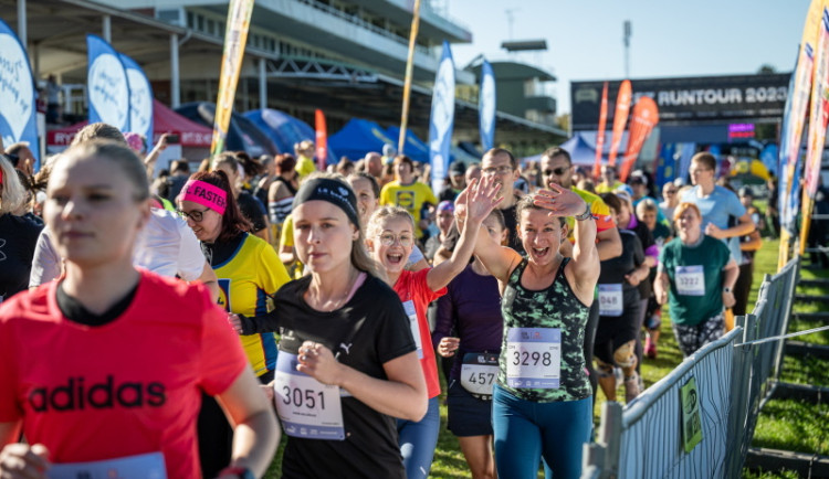 Přes překážky k zážitkům. Vyprodaná ČEZ RunTour zavede v Pardubicích dvě tisícovky běžců na trať nejslavnějšího dostihu