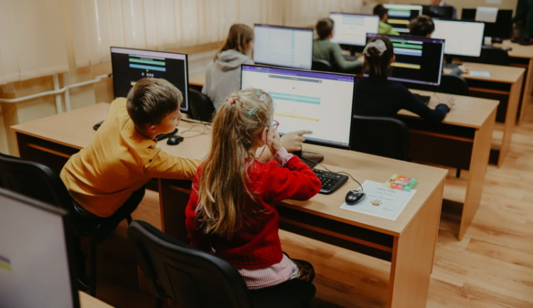 Mladý programátor organizuje soutěž pod záštitou ministerstva školství. Školy mohou získat finance na modernizaci.
