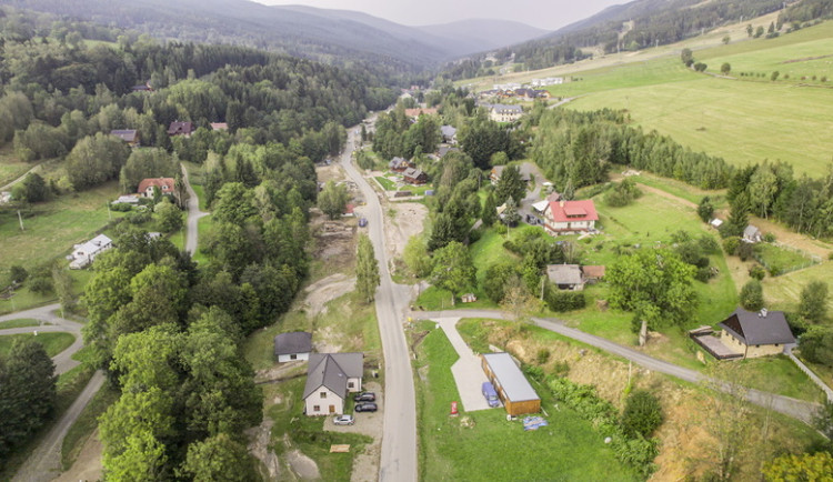 Nová krajská komunikace a dokončení obecní kanalizace po nedávných povodních v obci Dolní Morava