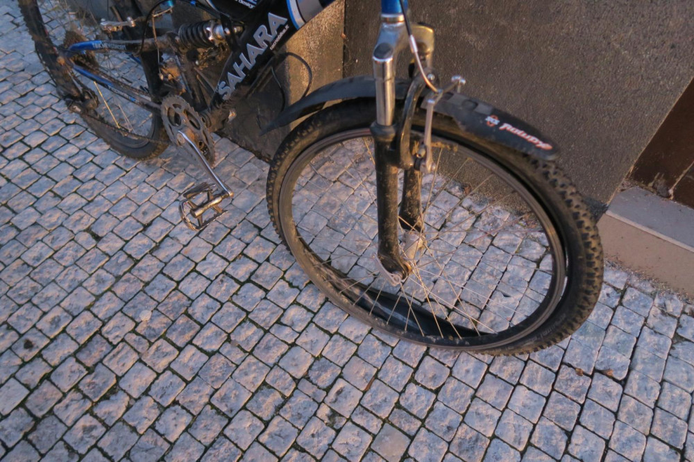 Jedenáctiletý cyklista nedal přednost autu a navíc jel bez helmy. Vyvázl se štěstím jen s povrchovým zraněním