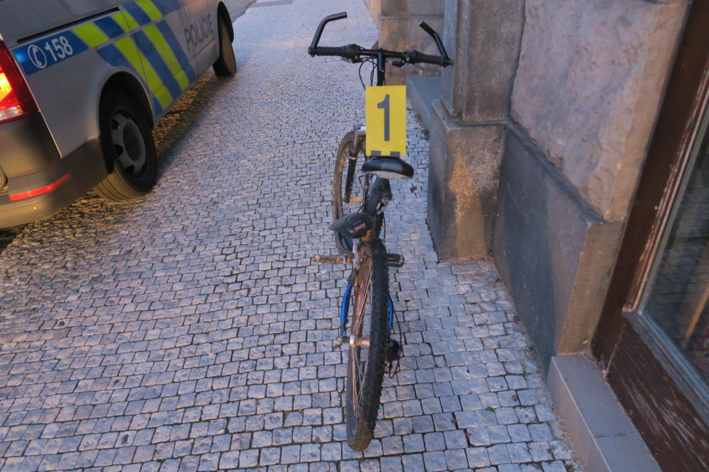 Jedenáctiletý cyklista nedal přednost autu a navíc jel bez helmy. Vyvázl se štěstím jen s povrchovým zraněním