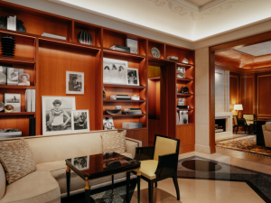 Prožijte podzim ve Four Seasons Hotel Prague v knihovně fotografa Bruce Webera - kde se setkává umění a gastronomie
