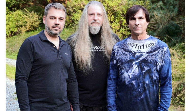 Skupina Extra Band vydala podmanivý singl Deathless a natočila k němu videoklip