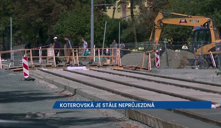 Koterovská třída v Plzni je stále neprůjezdná, řidičům se uleví možná koncem listopadu