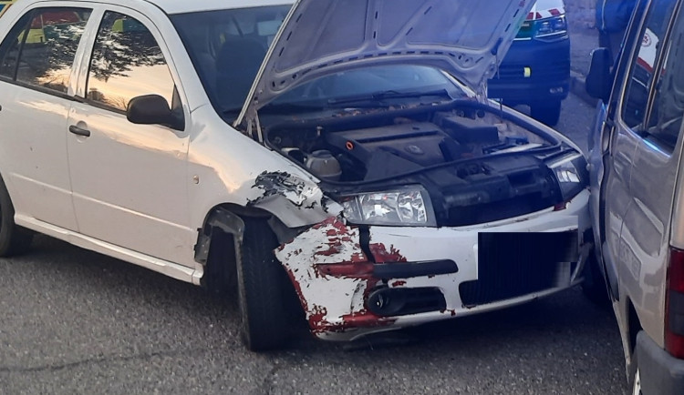 Mladý řidič pod vlivem drog nezvládl řízení. Naboural hned několik aut