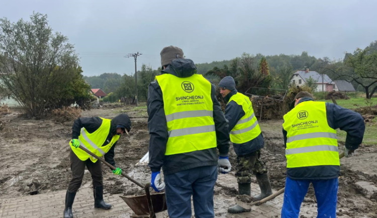 Po povodních na Jesenicku pomáhali dobrovolníci Nového nebe nové země