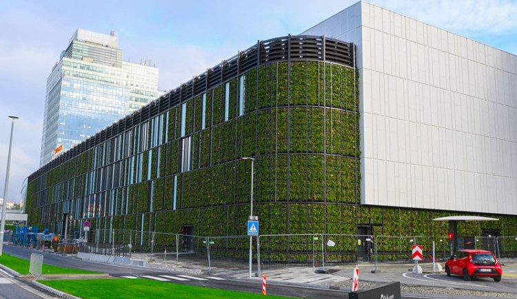 LIKO-S dokončil největší zelenou fasádu ve střední Evropě: Pokvete na nákupním centru Aupark v Bratislavě