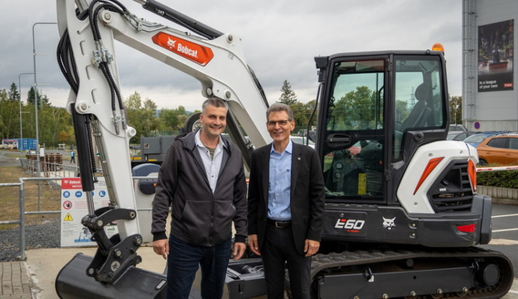 Bobcat daruje stavební techniku na Ukrajinu