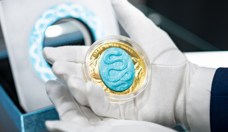 Vzácné perleťové mince s tematikou hada. Připravte se na čínský Nový rok s výstavou na ostravské prodejně Zlaťáky.cz