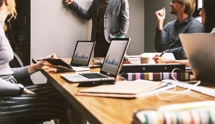 Zaměstnancům chybí znalosti technologií, problém se s pokračující digitalizací prohlubuje