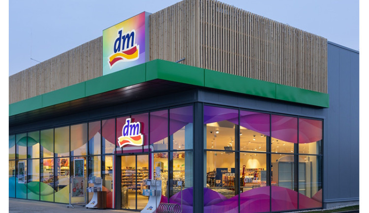 Bilance 2023/2024: Společnost dm investuje do cen, designu prodejen, technologií i udržitelné budoucnosti