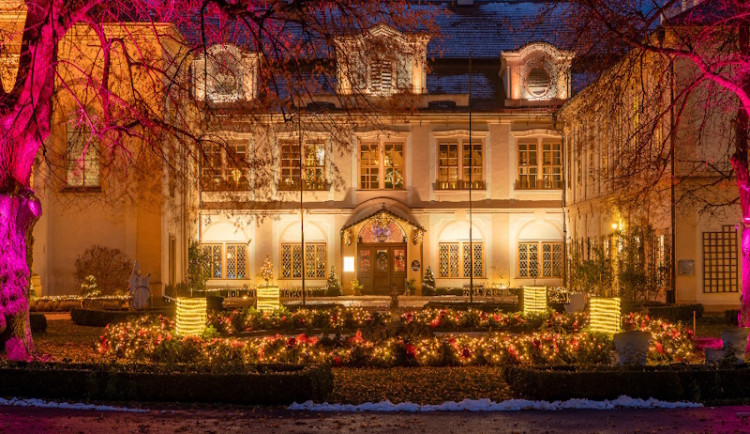 Vánoční cesta kolem světa na zámku Loučeň & Příběh vánočního stromečku