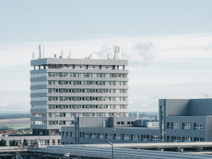 5G antény v areálu elektrárny