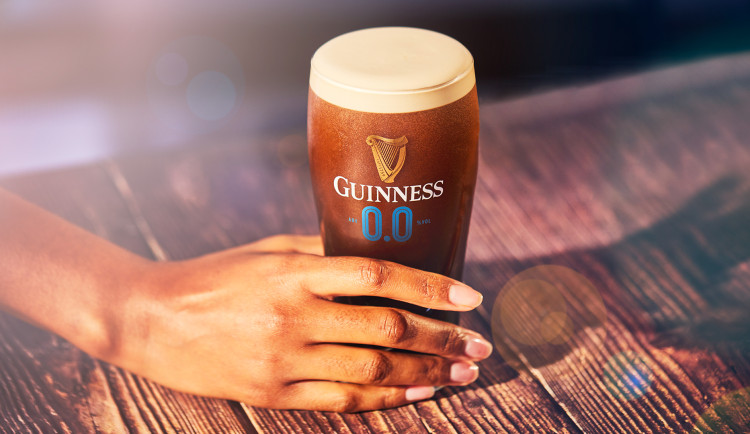Vychutnejte si ikonické pivo Guinness bez kapky alkoholu: Světoznámá značka uvádí na trh novinku Guinness 0.0