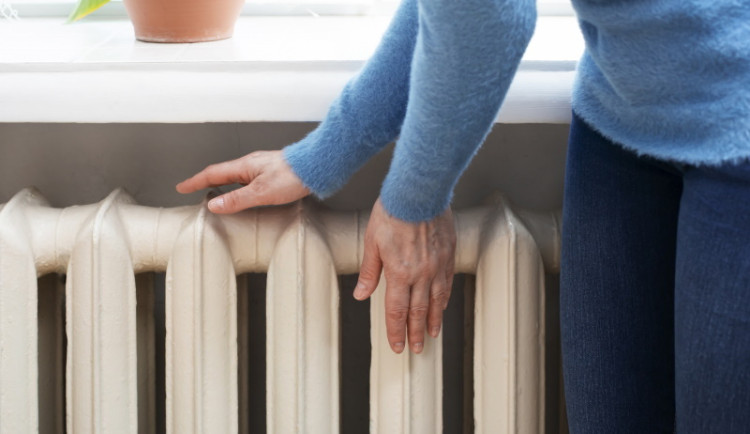 Téměř 37 % Čechů kvůli cenám energií snižuje teplotu v domácnosti. 11 % z nich dokonce o 3 až 4 stupně