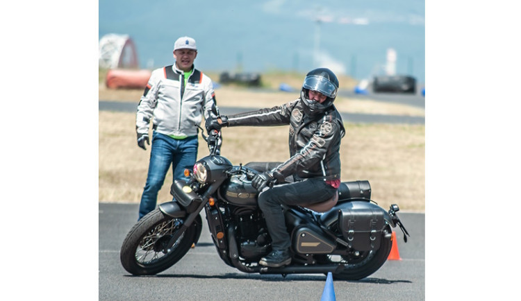 Letošními kurzy Učme se přežít prošlo více než 2.600 účastníků, včetně skútrařů. Na ně autoškoly nejsou připravené