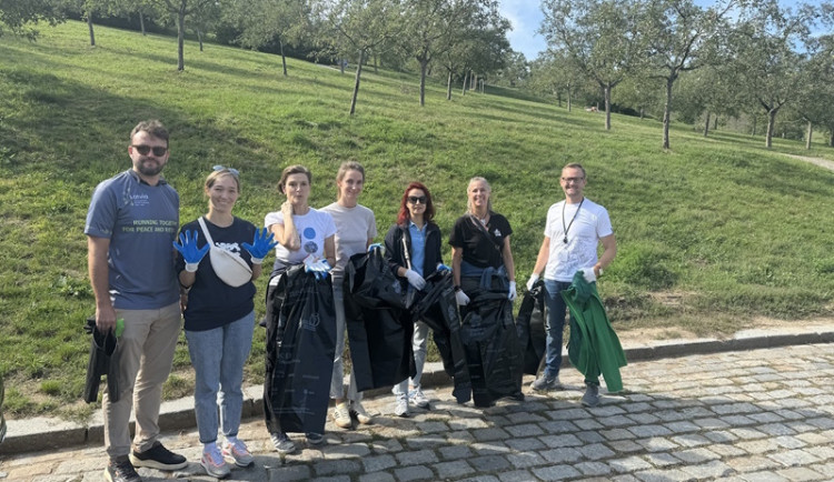 Zaostřeno na Prahu: Diplomaté z 10 ambasád se připojili k Celosvětovému úklidovému dni