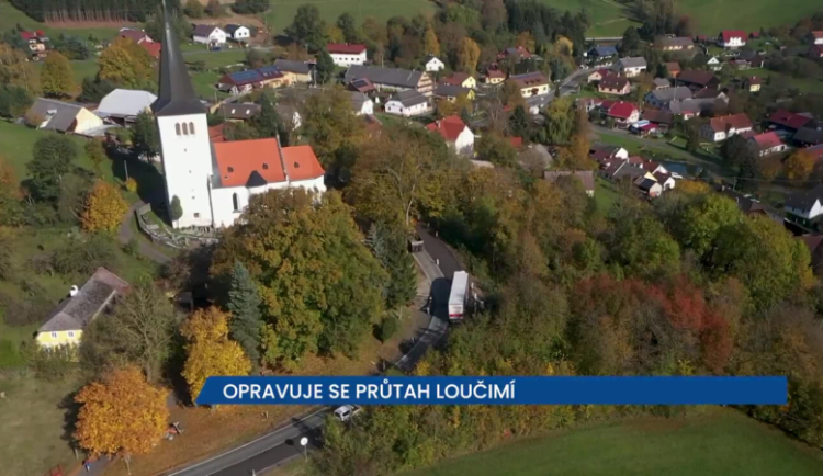 Opravuje se průtah Loučimí, řidiči projíždějí kyvadlově ve dvouminutových intervalech