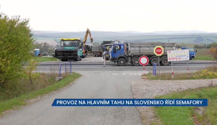 Provoz na hlavním tahu na Slovensko u Bánova řídí semafory