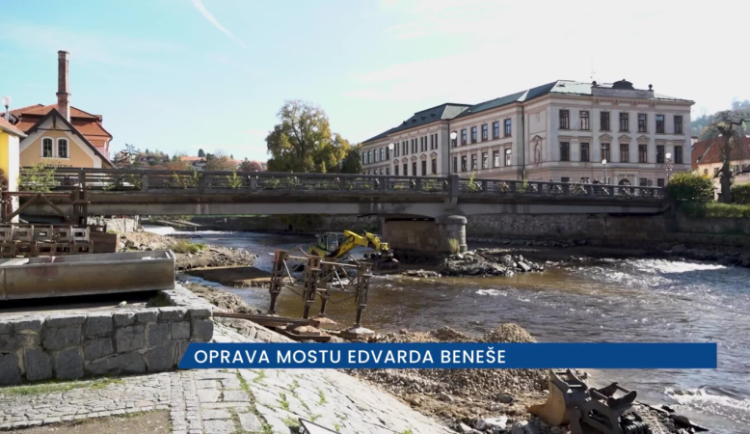 Na mostě Edvarda Beneše v Českém Krumlově začaly rozsáhlé opravy, řidiči musí počítat s kompletní uzavírkou