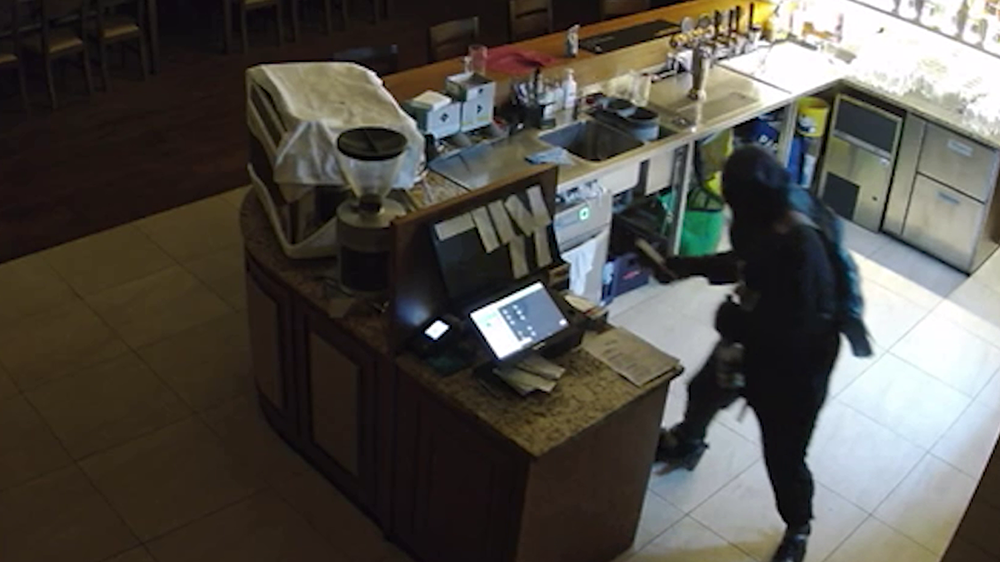 Maskovaný recidivista v noci vykrádal restaurace a hotely na Jesenicku. Kriminalisté ho dostihli