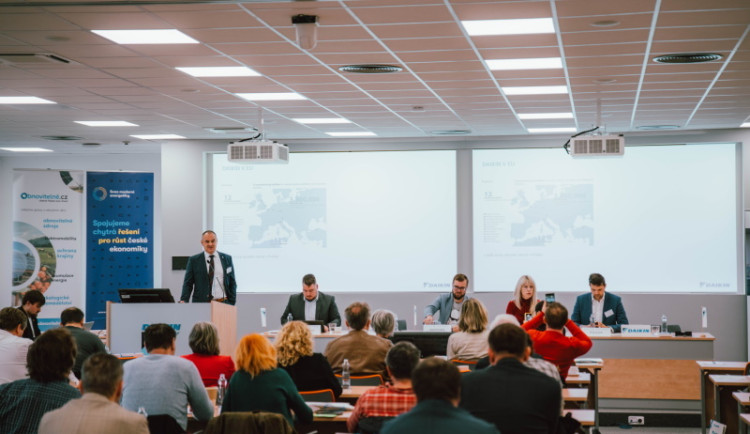 Tepelná čerpadla mohou být klíčovou součástí náhrady uhlí v dodávkách tepla, ukázala konference PRO MODERNÍ ČESKO. Jen v Plzni se jich ročně vyrobí více než všech osobních aut v Česku