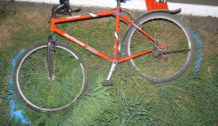 Muže vedoucího kolo po silnici srazil nepozorný řidič. Chodec zemřel