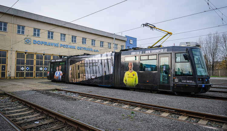 Tramvaj jako reklama na fotbal. Dopravní prostředek v barvách Baníku křižuje moravskoslezskou metropoli