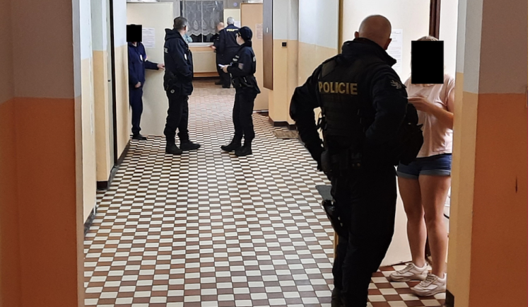 Cizinci, drogy i mládež. Policie vyrazila na kontroly