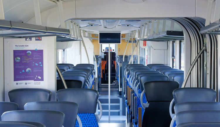 Vlaková výluka mezi Hradcem Králové a Jaroměří. Cestující budou muset autobusem