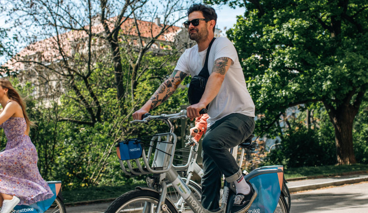 Jičín zavádí 30 minut zdarma na sdílených kolech pro obyvatele Robous a Popovic