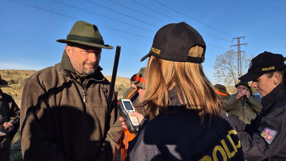 Policistky kontrolovaly myslivce. Nikdo z nich nepil a zbraně měli v pořádku. Foto: Se svolením Policie ČR