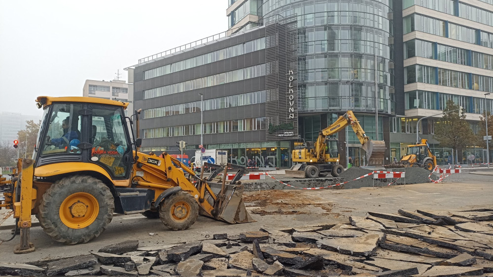 Havárie vodovodu omezila dopravu na Budějovické, autobusy jezdí odklonem
