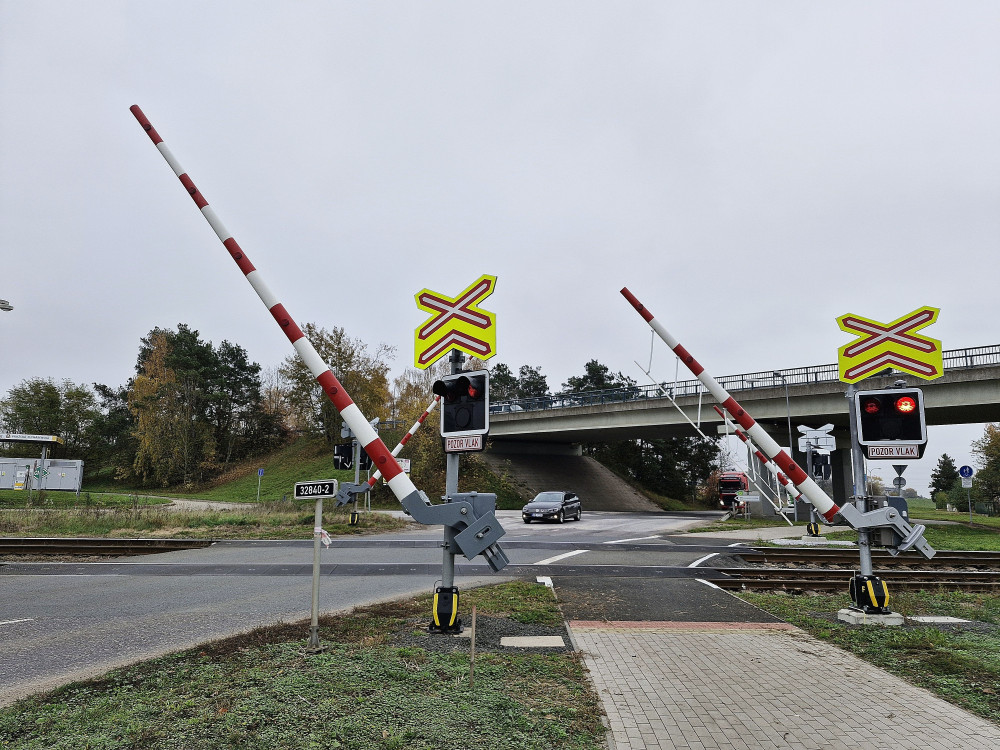 Nový cyklopřejezd mezi Jičínem a Popovicemi chrání cyklisty na frekventované trase