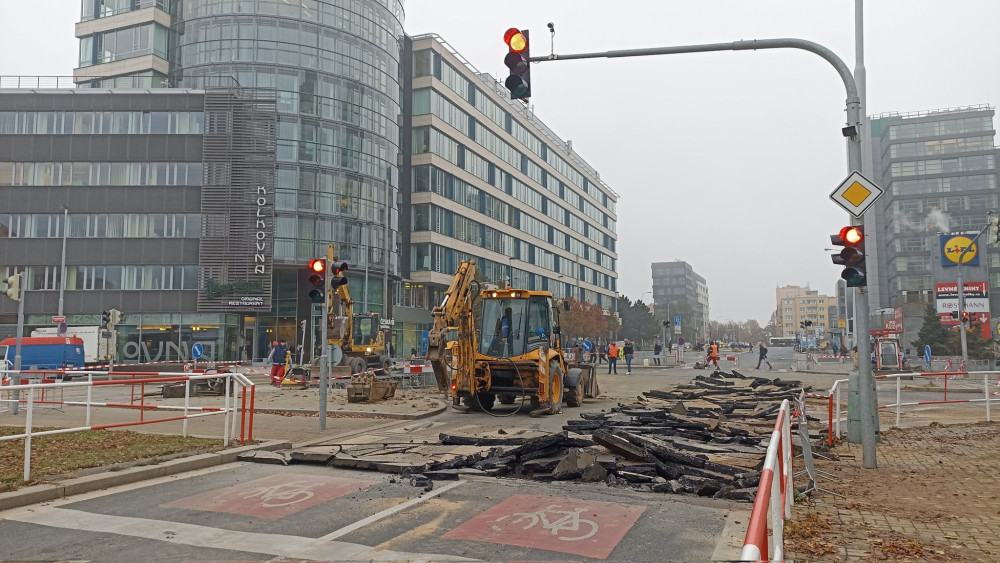 Havárie vodovodu omezila dopravu na Budějovické, autobusy jezdí odklonem