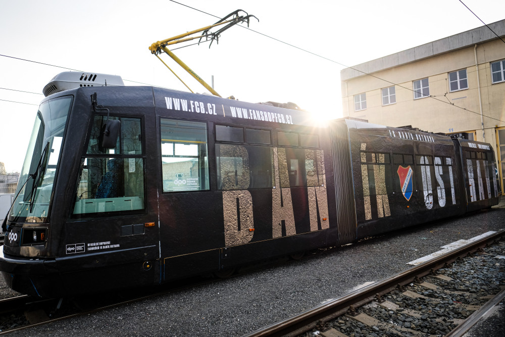 Tramvaj jako reklama na fotbal. Dopravní prostředek v barvách Baníku brázdí moravskoslezskou metropoli