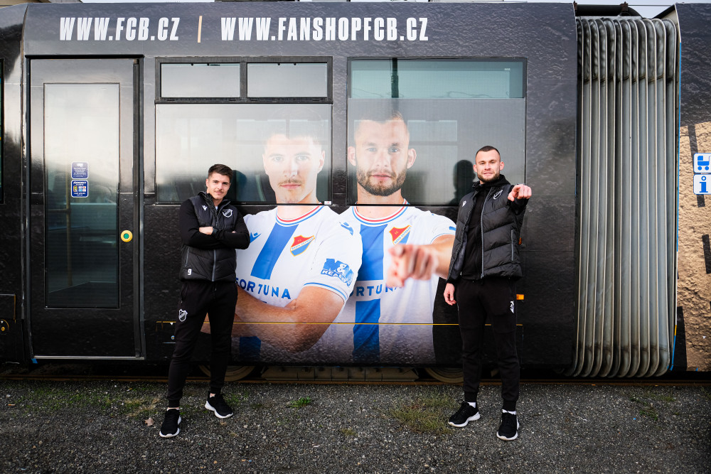 Tramvaj jako reklama na fotbal. Dopravní prostředek v barvách Baníku brázdí moravskoslezskou metropoli